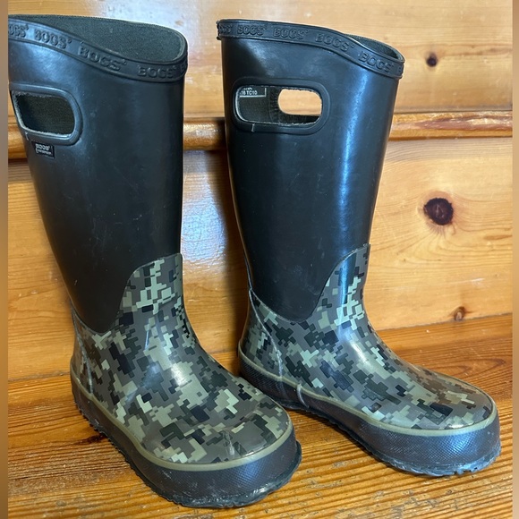 BOGS kids camo rain boots size 11 - Picture 1 of 6